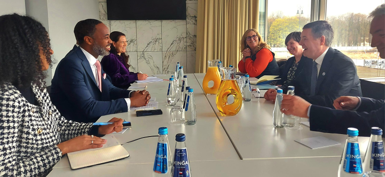 Premier meets with Ireland's Finance Minister